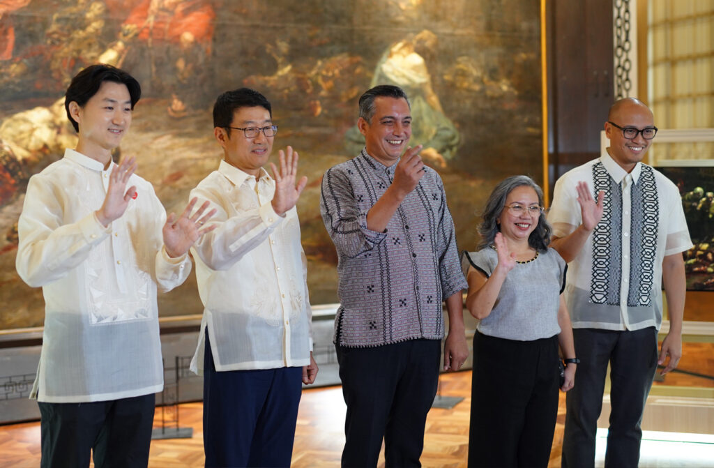 (From L-R) LG Philippines Product Director for Home Entertainment, Mr. Yongwoo Park; LG Philippines Managing Director Mr. Nakhyun Seong; National Museum of the Philippines Director-General Jeremy Barns, CESO III; Deputy Director-General for Administration Atty. Ma. Rosenne Flores-Avila and National Museum Deputy Director-General for Museums; Jorell M. Legaspi at the official turnover of the World’s Best LG OLED TVs at the Old Senate Session Hall of the National Museum of Fine Arts. 